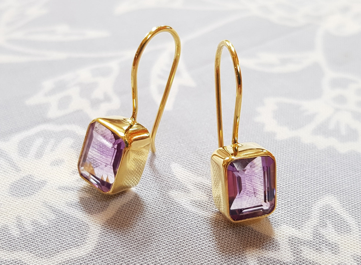 Boucles d'oreilles plaqué or avec une pierre améthyste violette