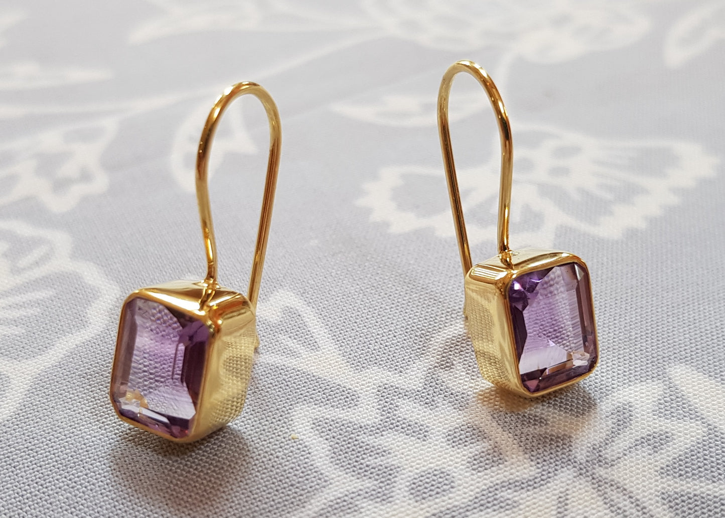 Boucles d'oreilles plaqué or avec une pierre améthyste violette