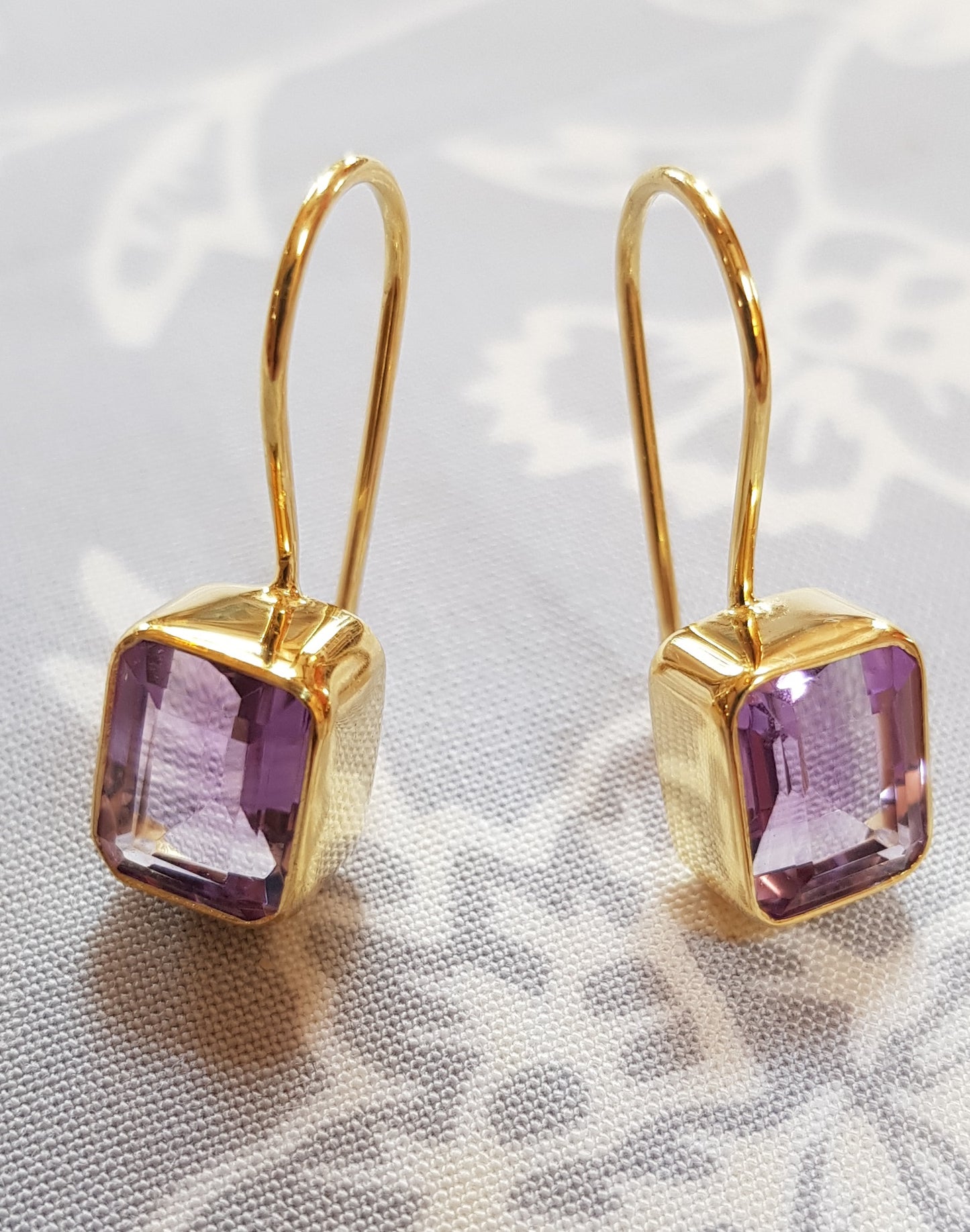 Boucles d'oreilles plaqué or avec une pierre améthyste violette