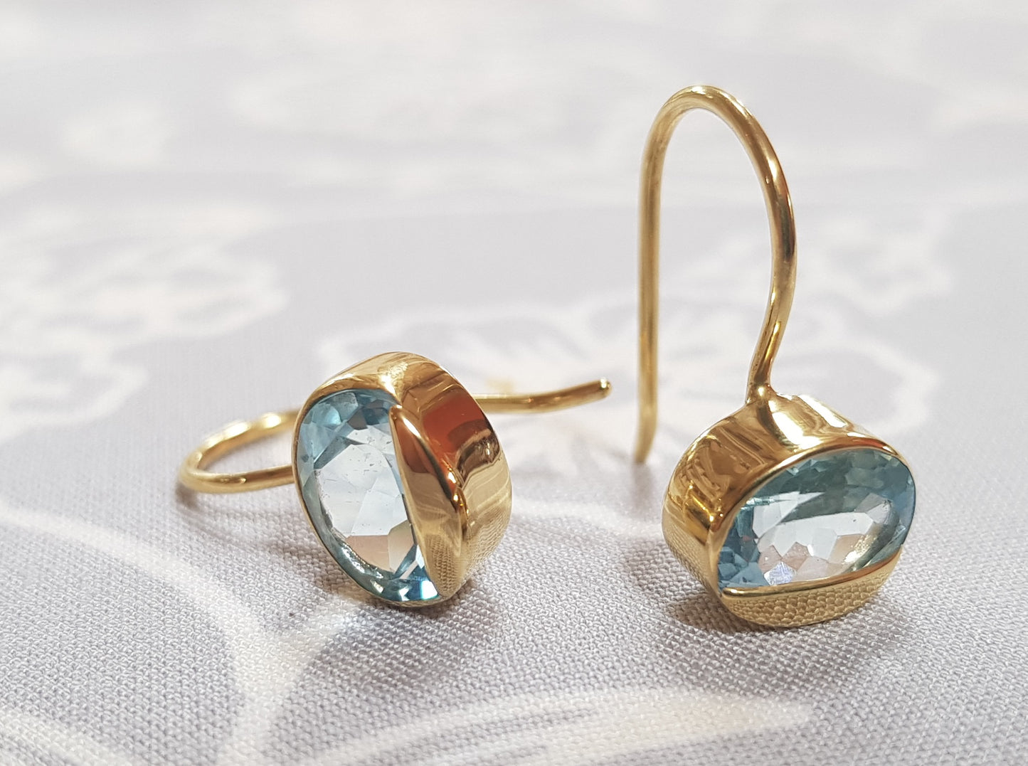 Boucles d'oreilles plaqué or avec une pierre semi précieuse Topaze bleue.