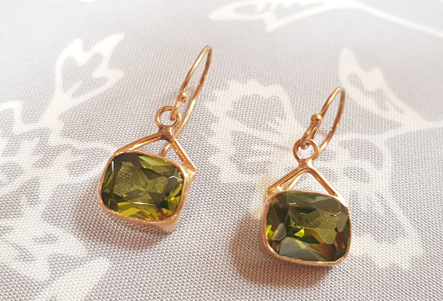 Boucles d'oreilles plaqué or avec une pierre semi précieuse Péridot olive