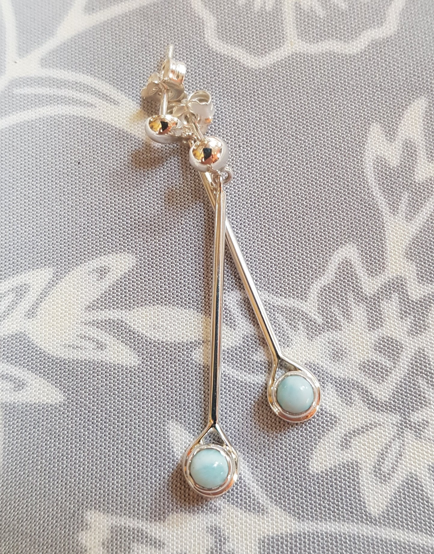 Boucles d'oreilles en argent pur avec une pierre Larimar bleue naturelle.
