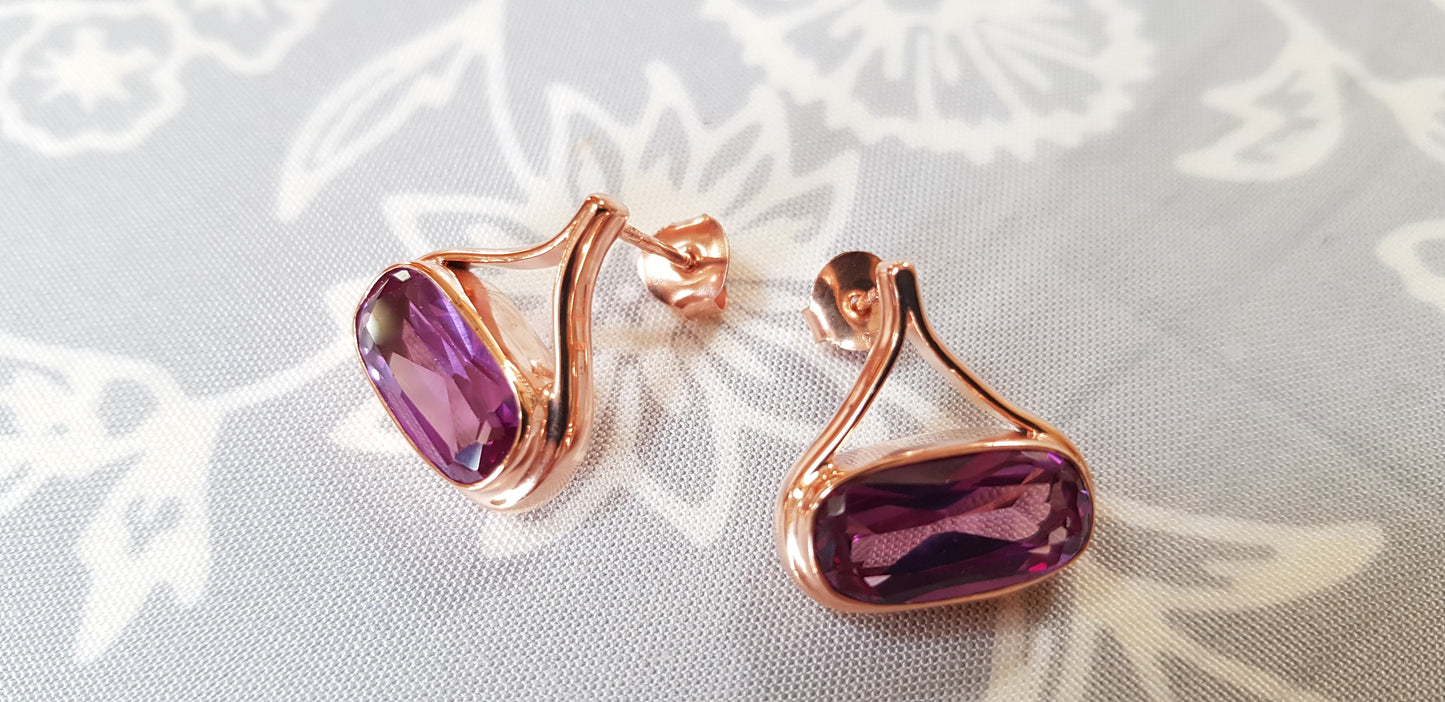 Boucles d'oreilles plaqué or rose avec pierre Alexandrite violette
