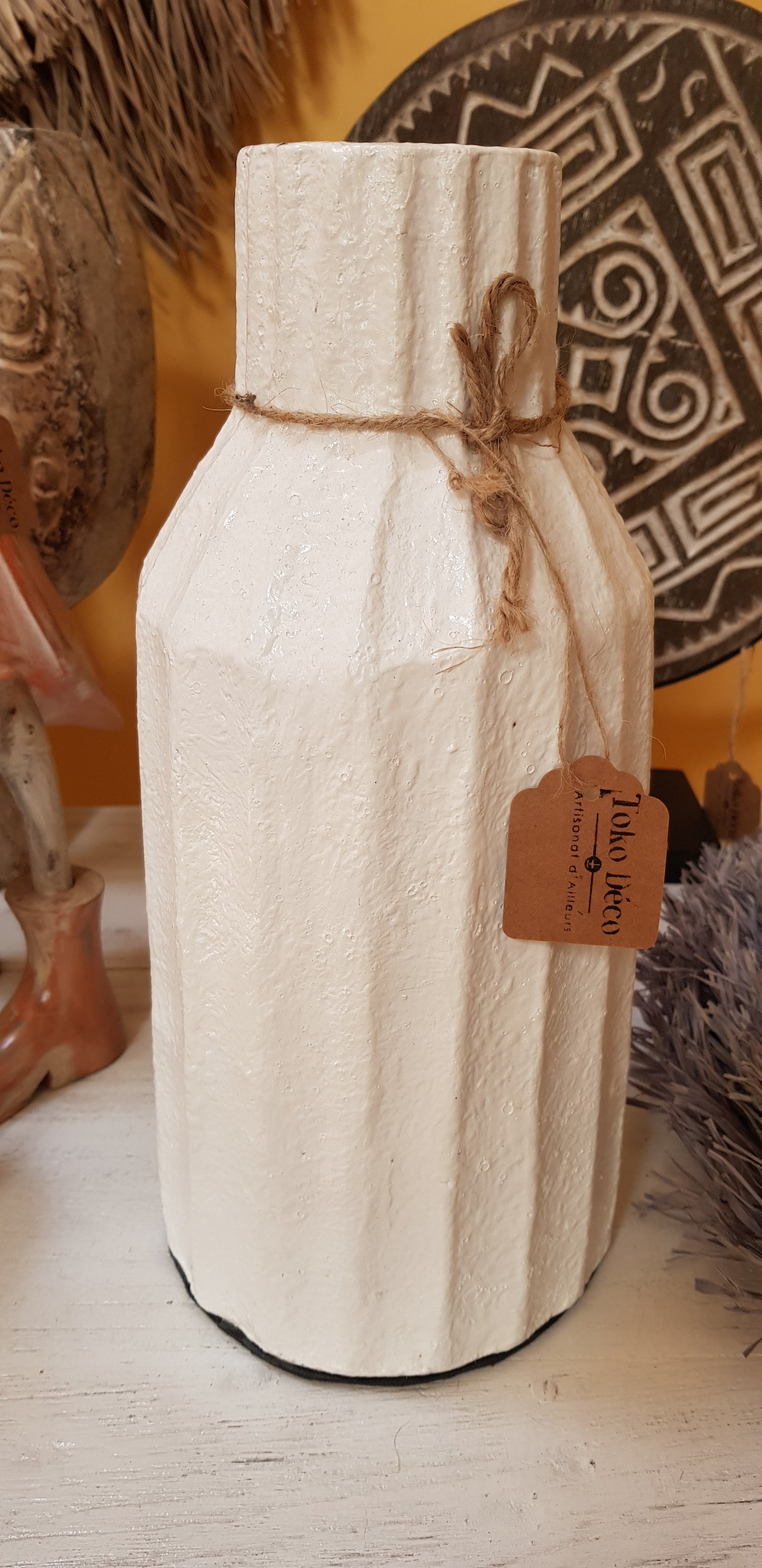 Vase en terre cuite blanc H 31 cm