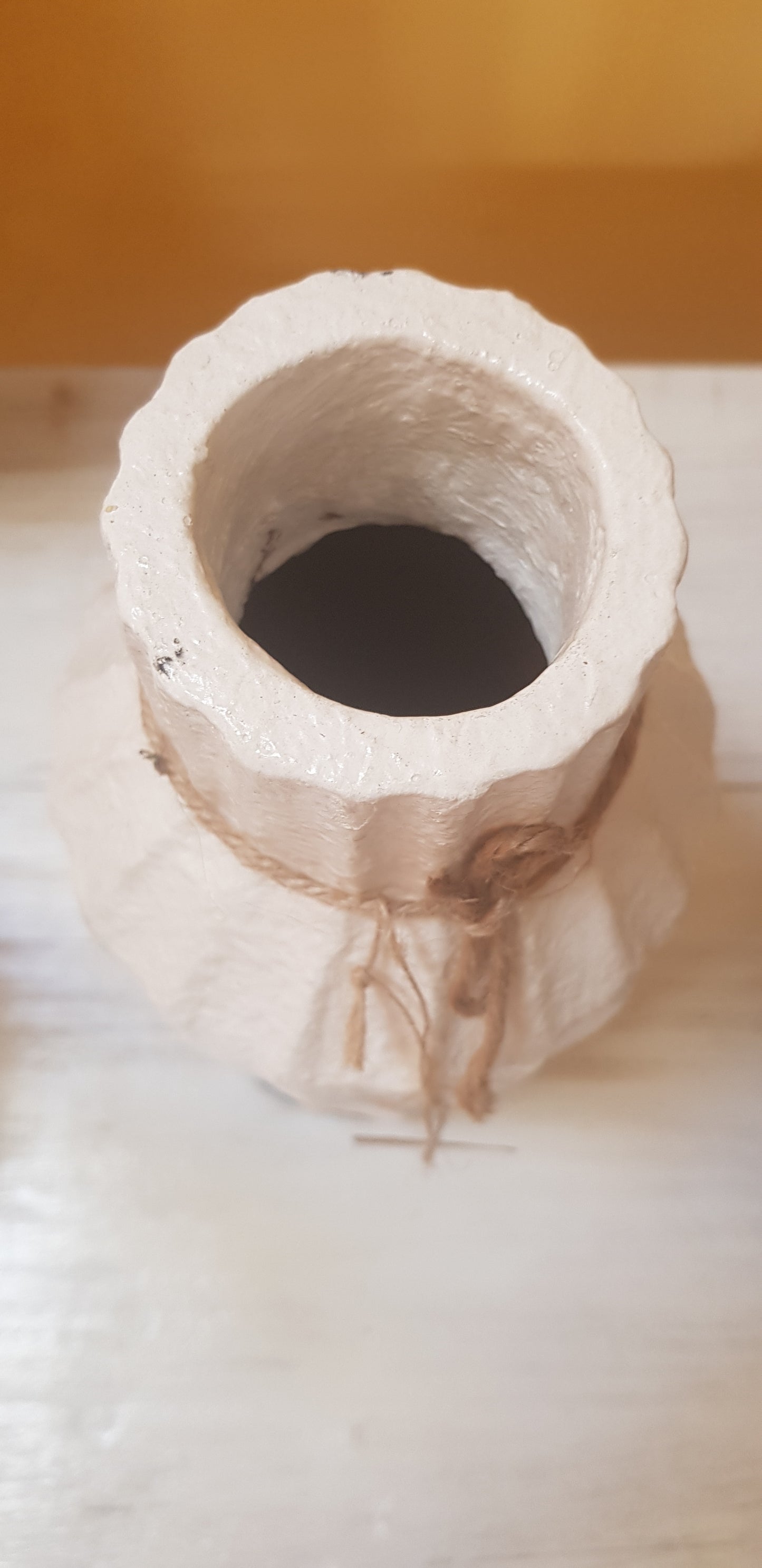 Vase en terre cuite blanc H 31 cm