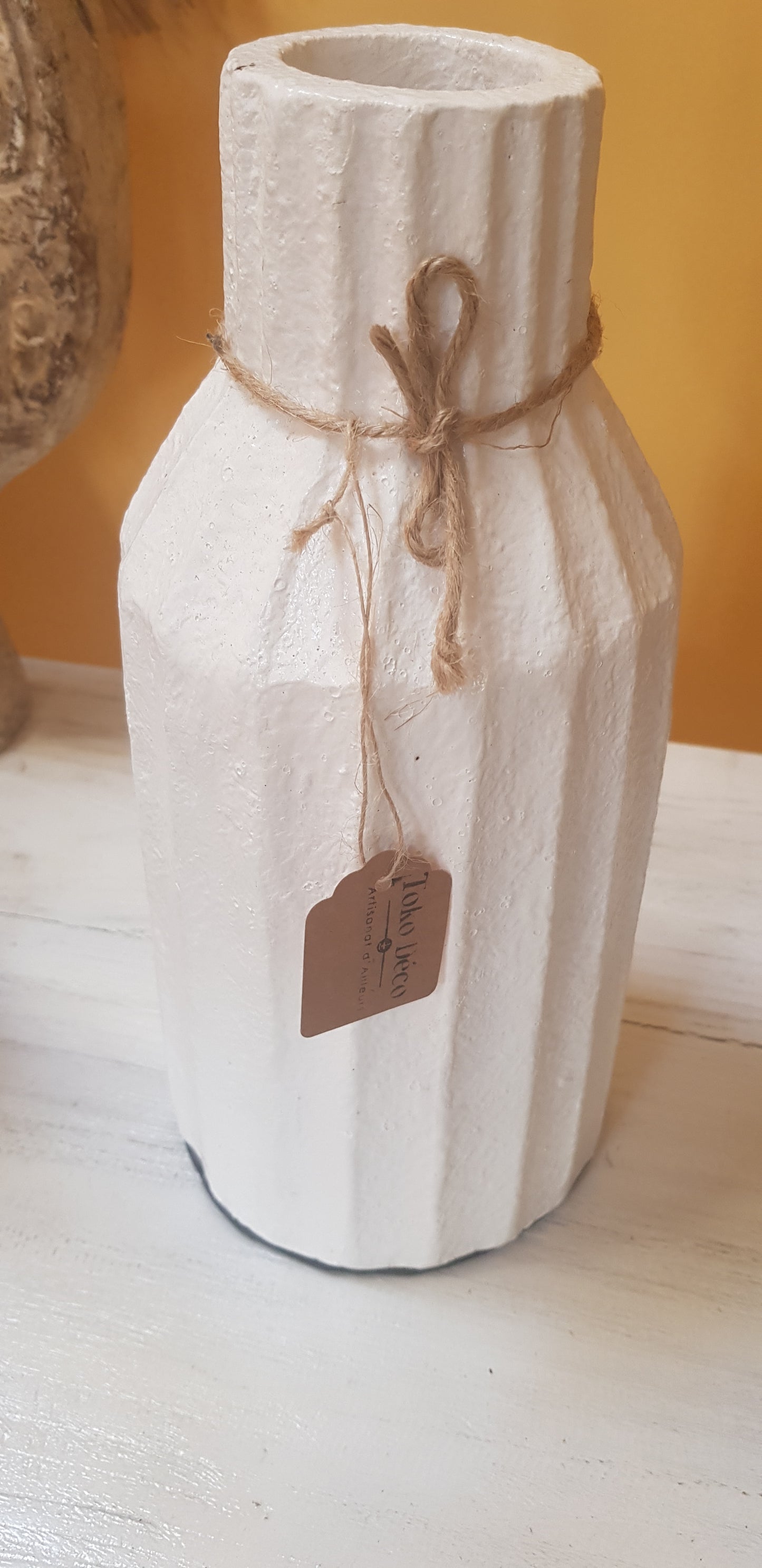 Vase en terre cuite blanc H 31 cm