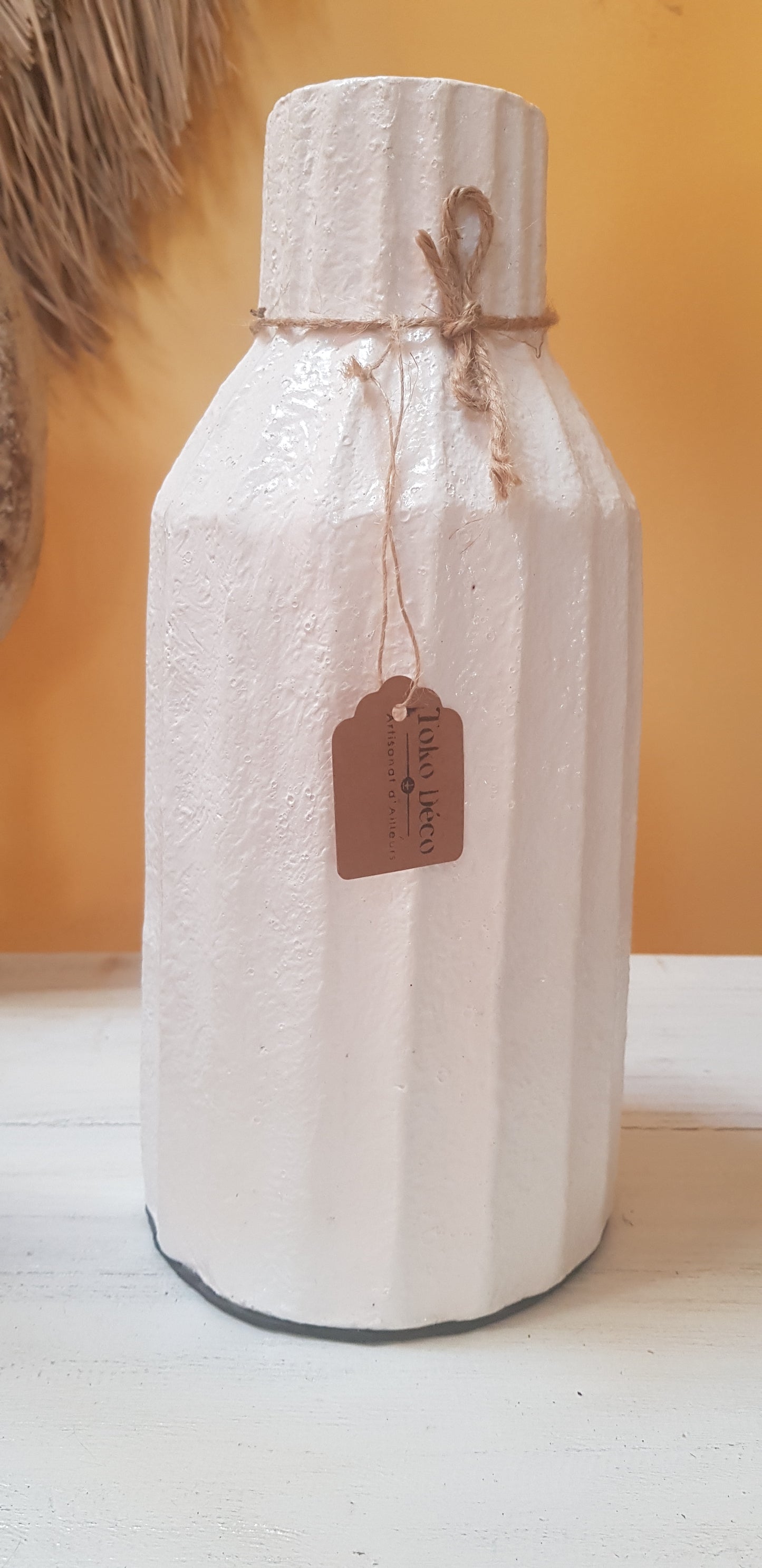Vase en terre cuite blanc H 31 cm