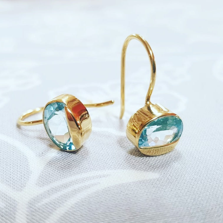 Boucles d'oreilles plaqué or avec une pierre semi précieuse Topaze bleue.