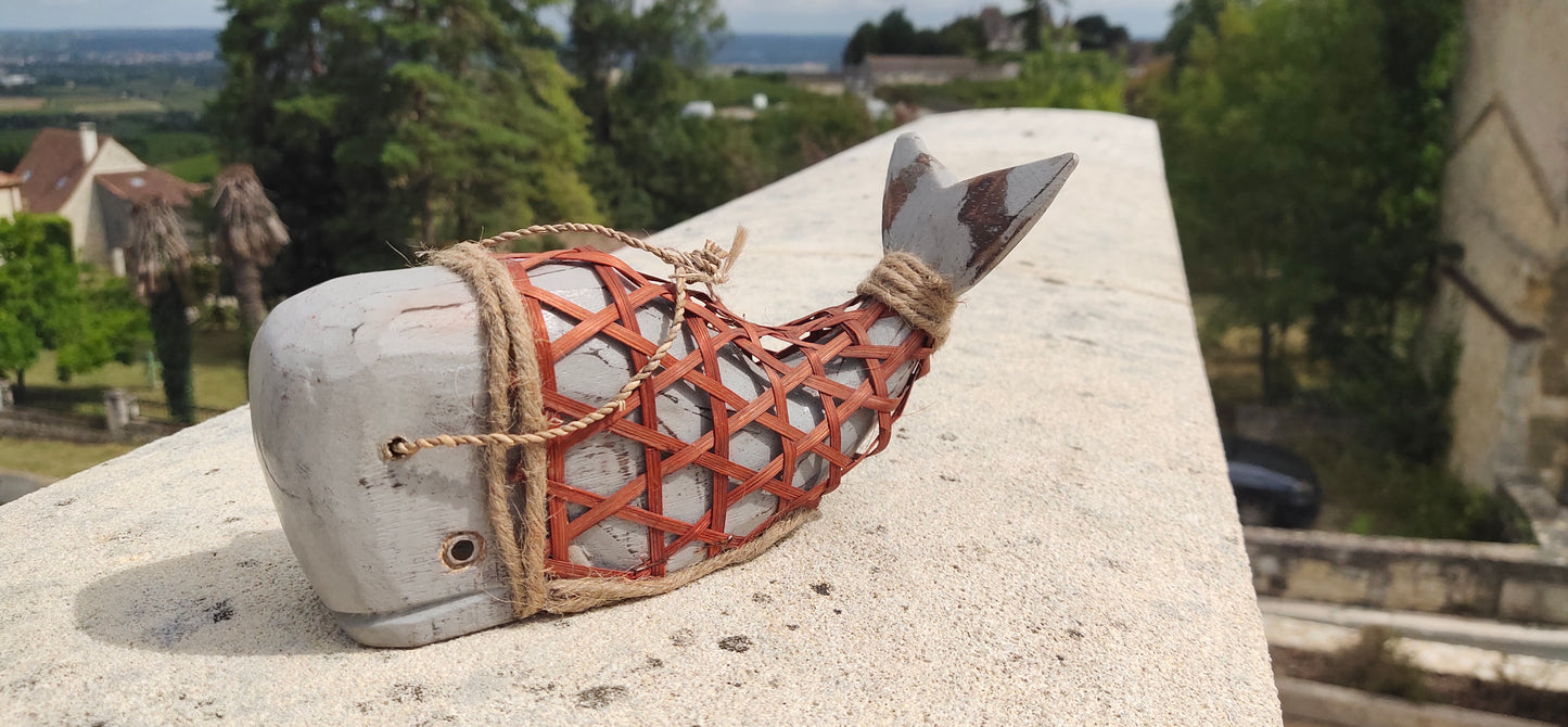 Baleine en bois avec filet en bambou L21 cm