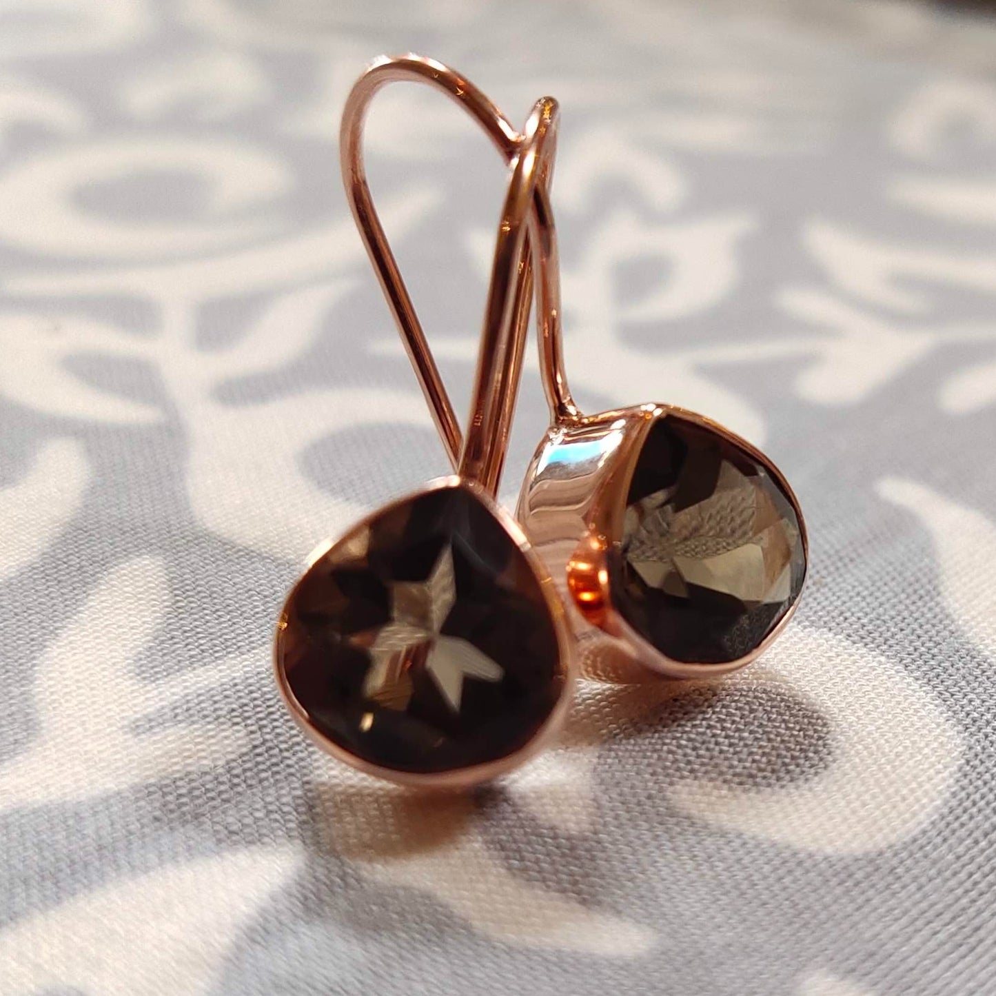 Boucles d'oreilles en plaqué or rose avec quartz fumé