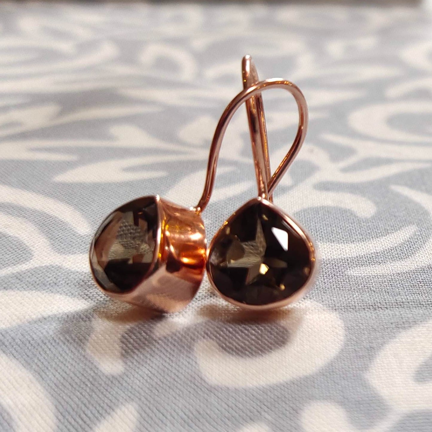 Boucles d'oreilles en plaqué or rose avec quartz fumé