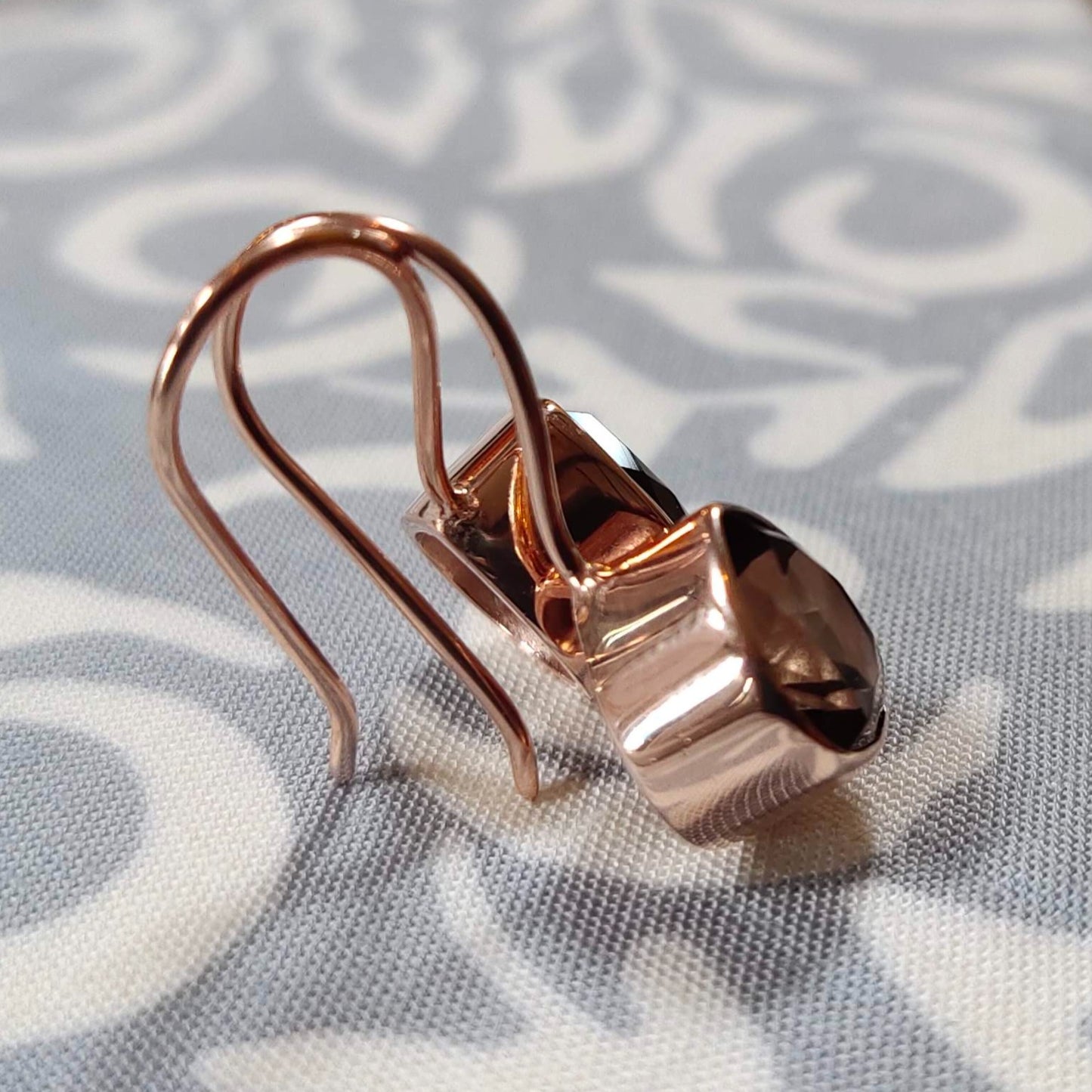 Boucles d'oreilles en plaqué or rose avec quartz fumé