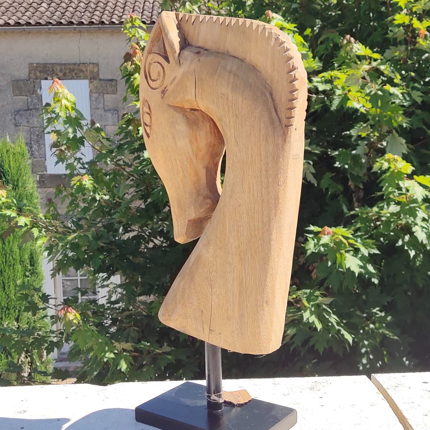 Sculpture en bois d'une tête de cheval