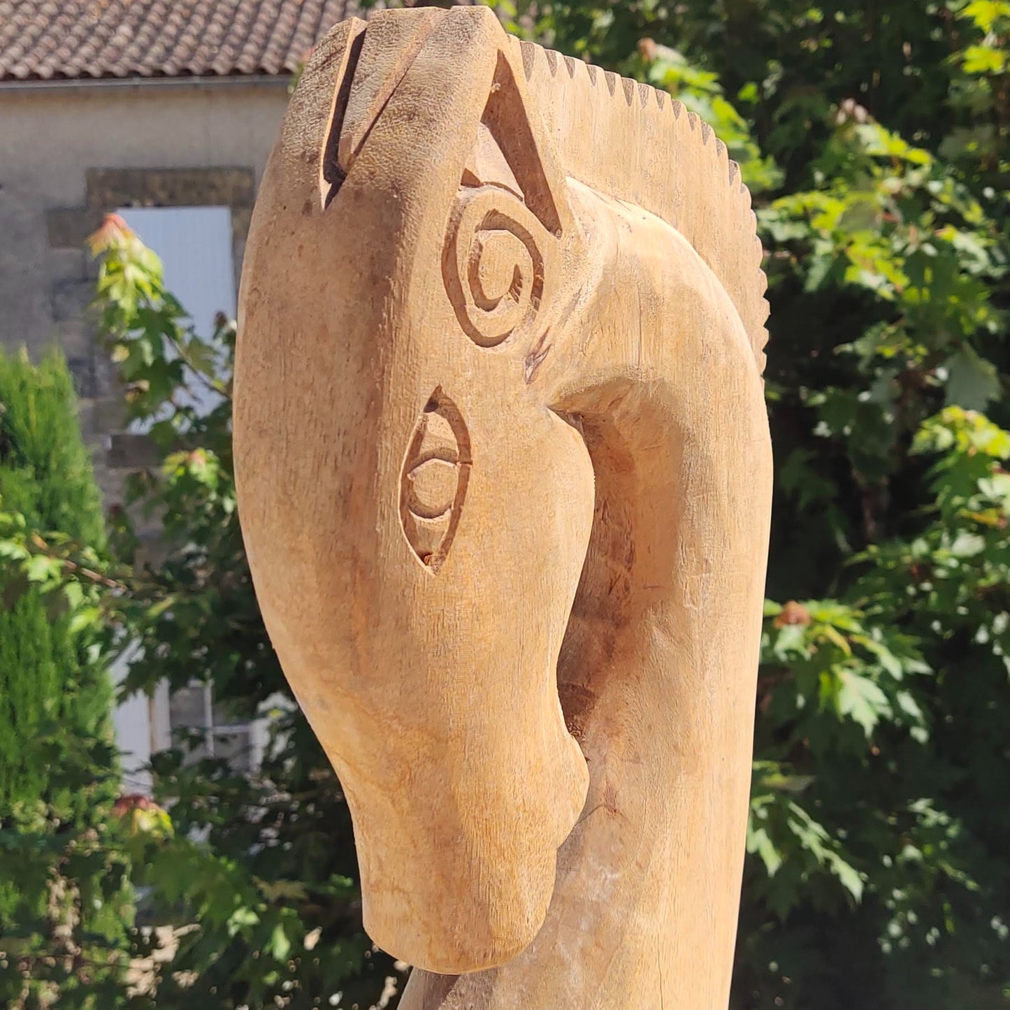 Sculpture en bois d'une tête de cheval