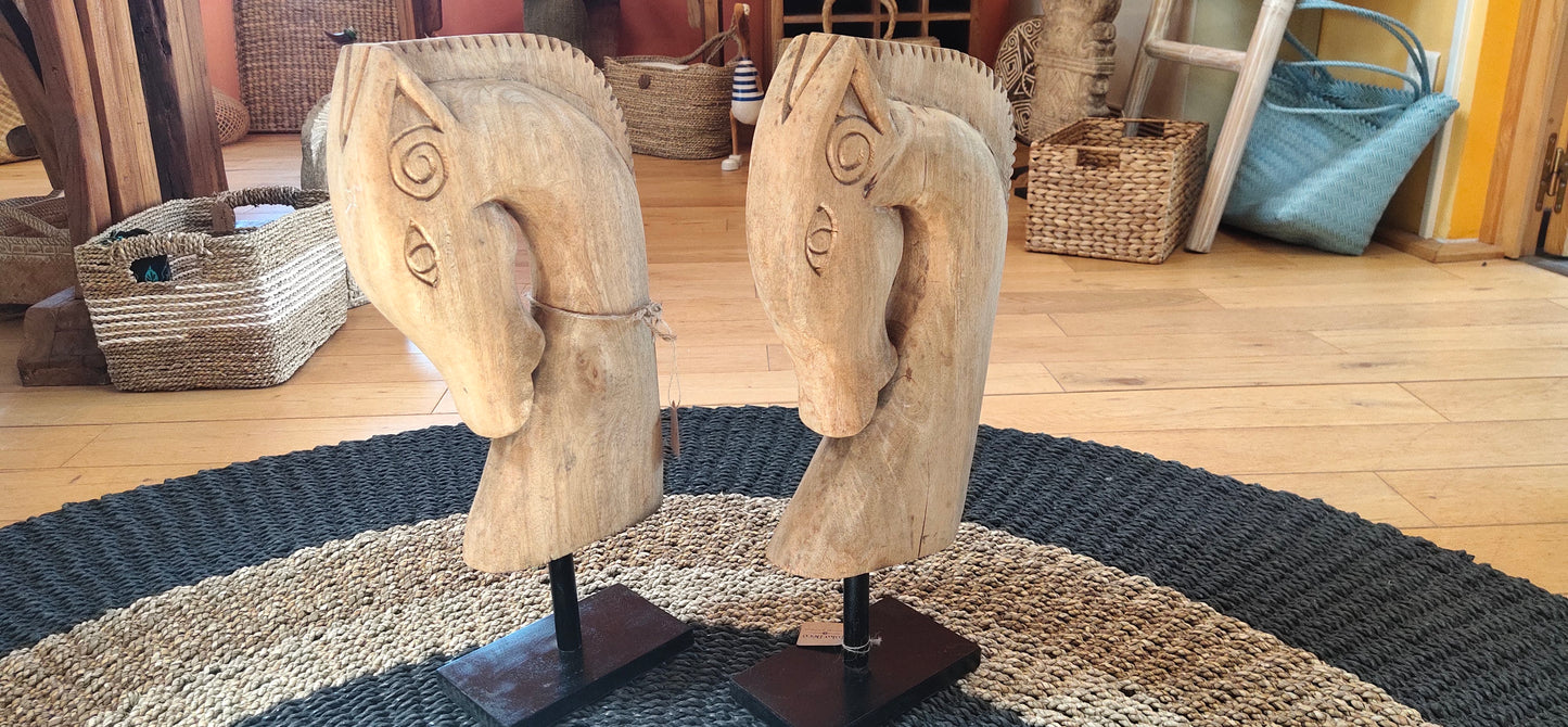Sculpture en bois d'une tête de cheval