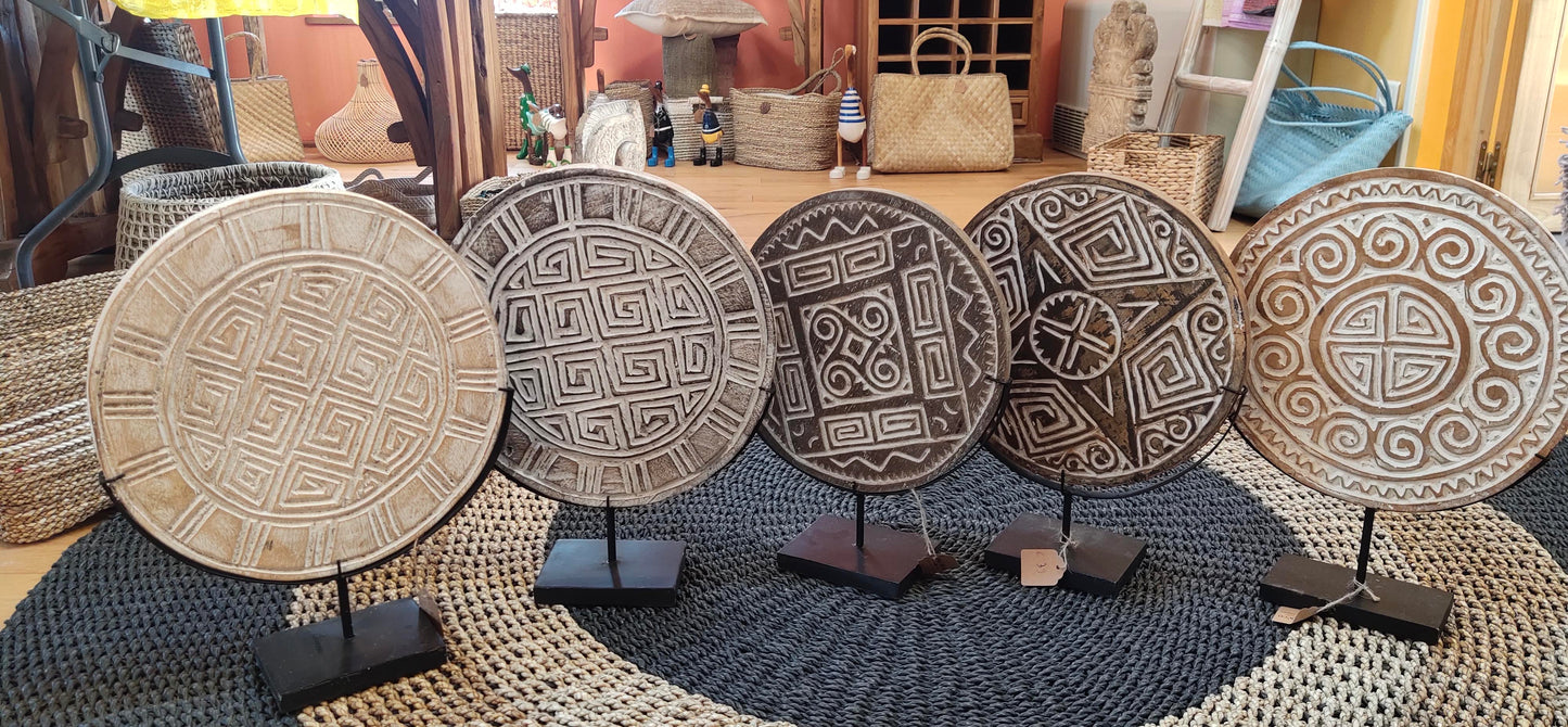 Sculpture primitive sur disque en bois