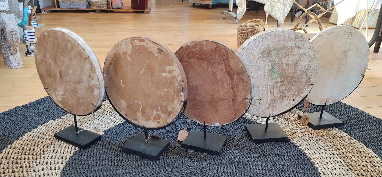Sculpture primitive sur disque en bois