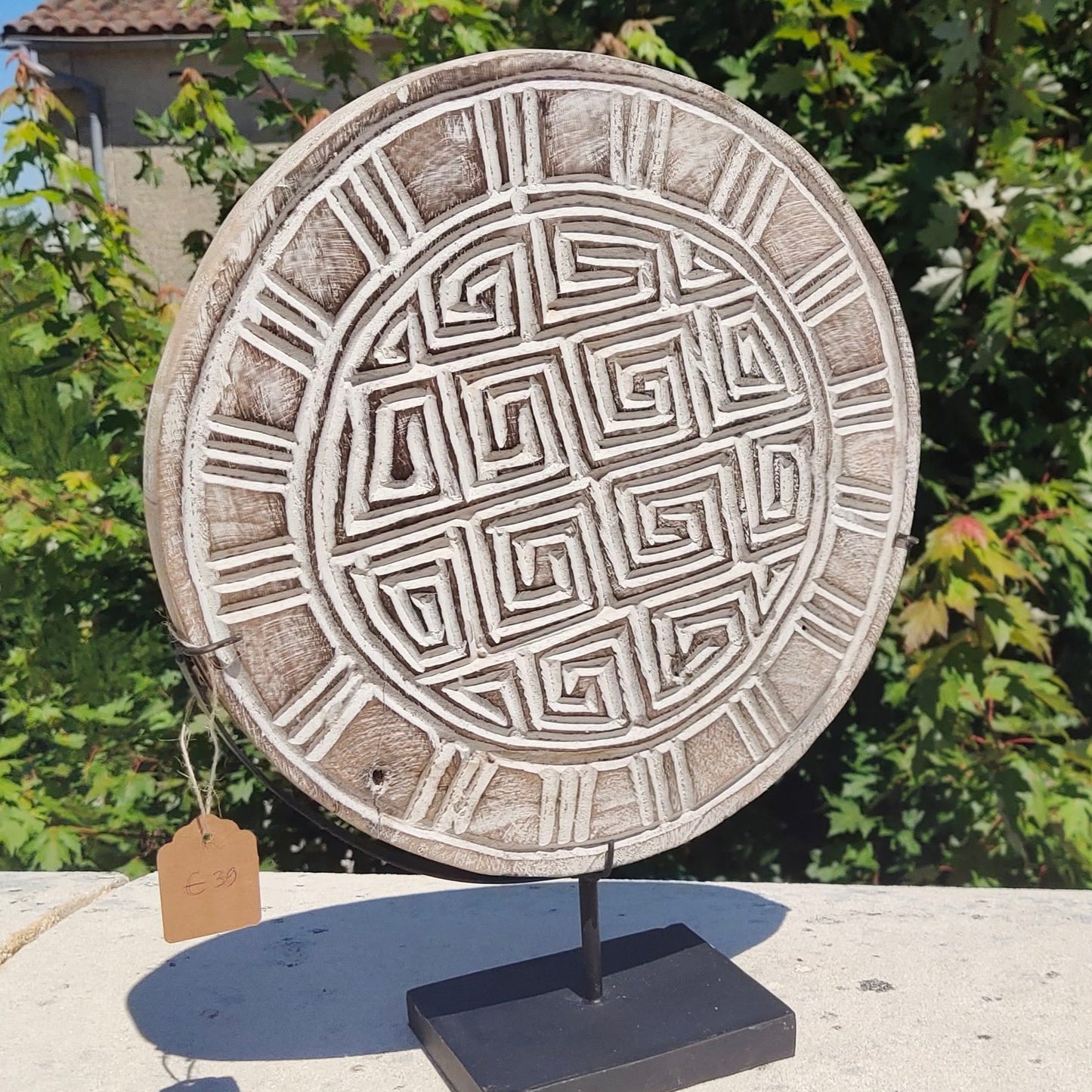 Sculpture primitive sur disque en bois