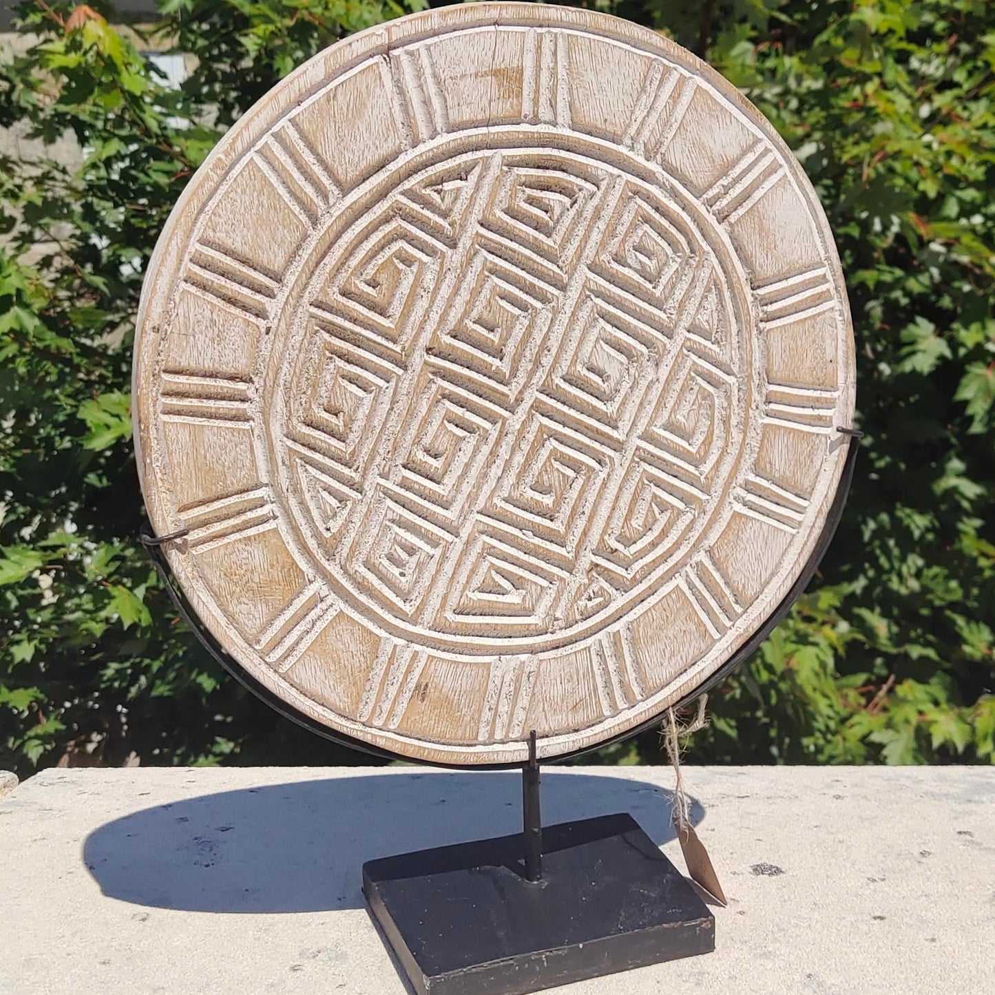 Sculpture primitive sur disque en bois