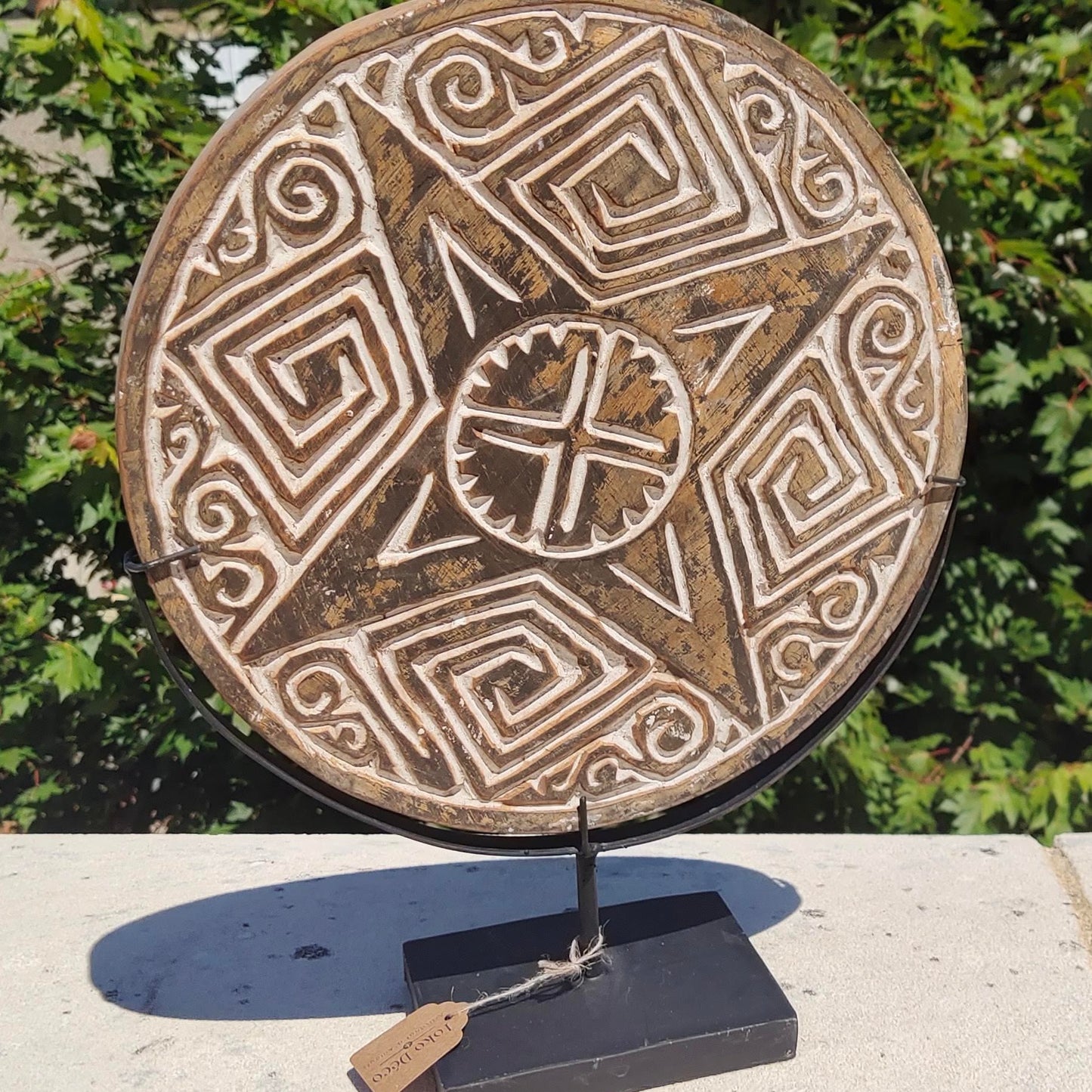 Sculpture primitive sur disque en bois