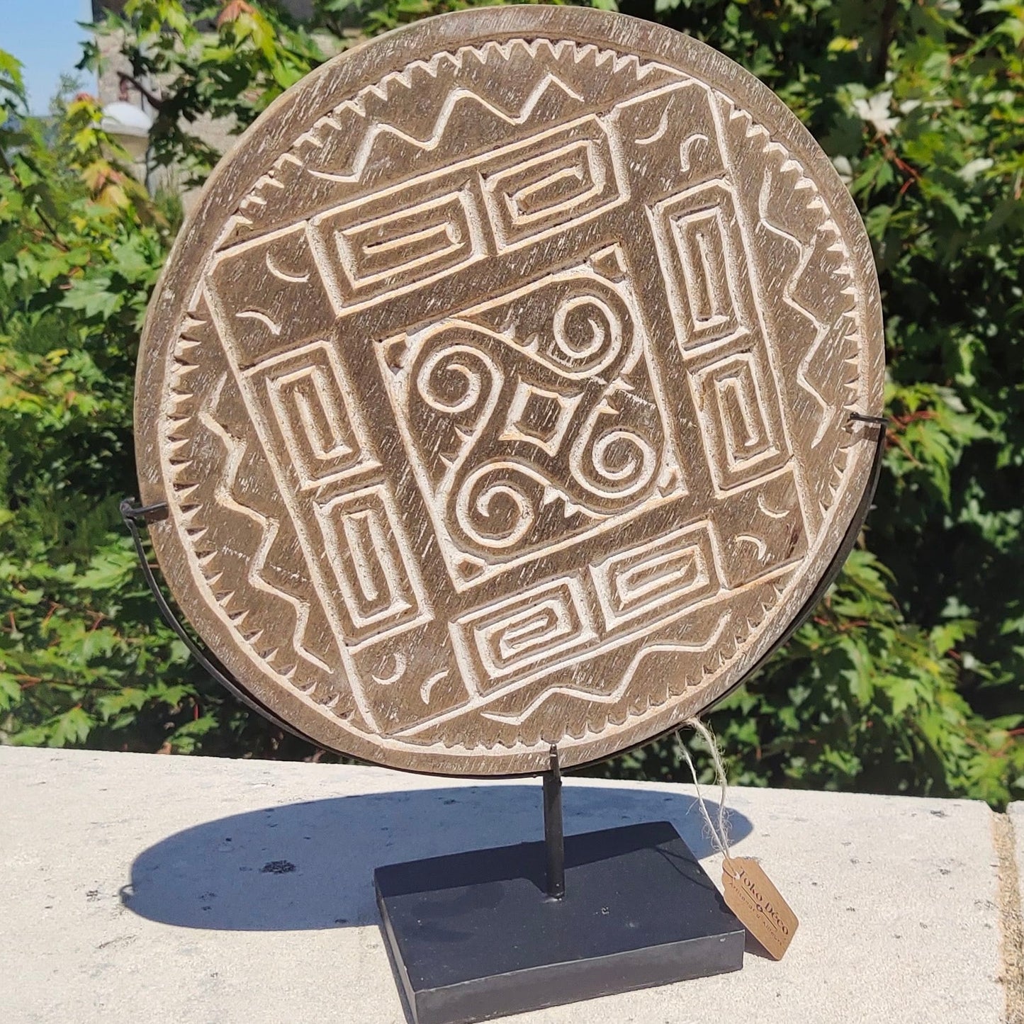 Sculpture primitive sur disque en bois