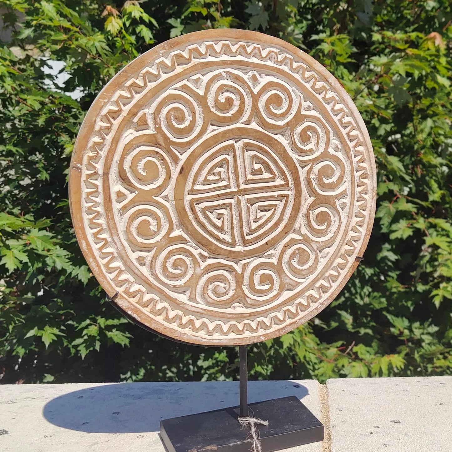 Sculpture primitive sur disque en bois