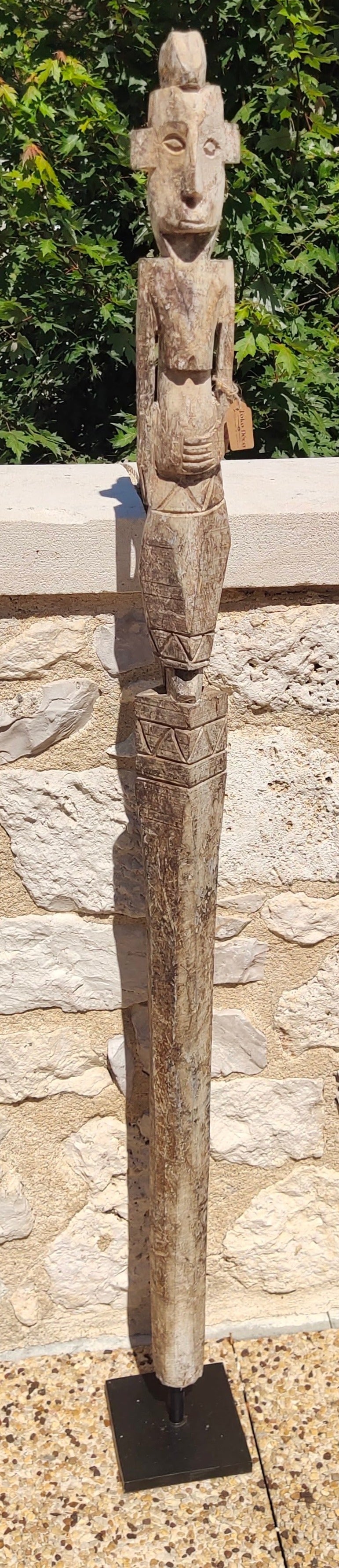 Statue d'art primitif Indonésien en bois