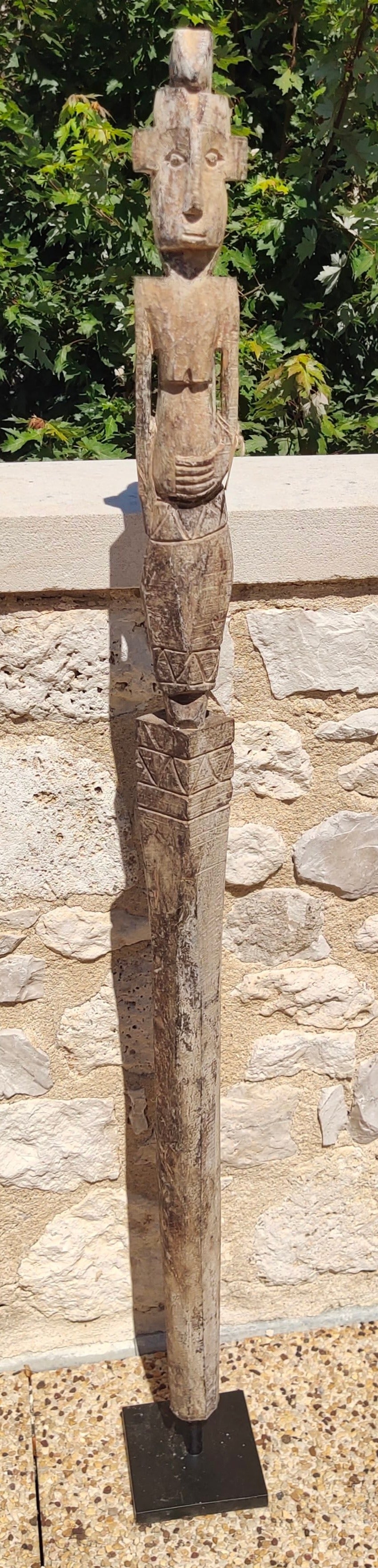 Statue d'art primitif Indonésien en bois