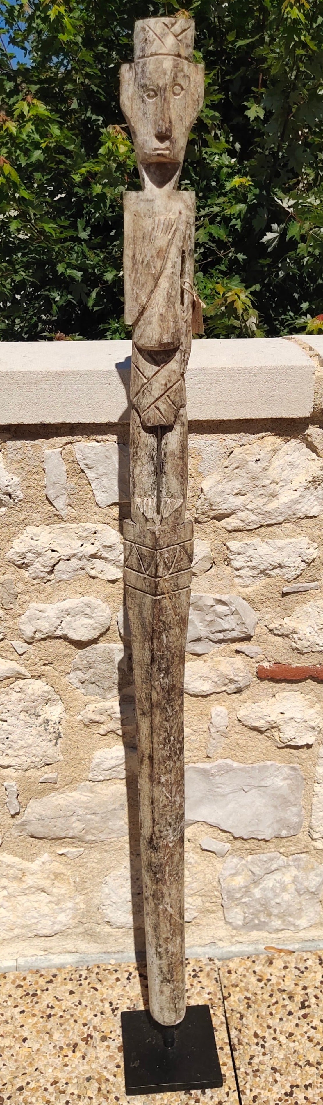Statue d'art primitif Indonésien en bois