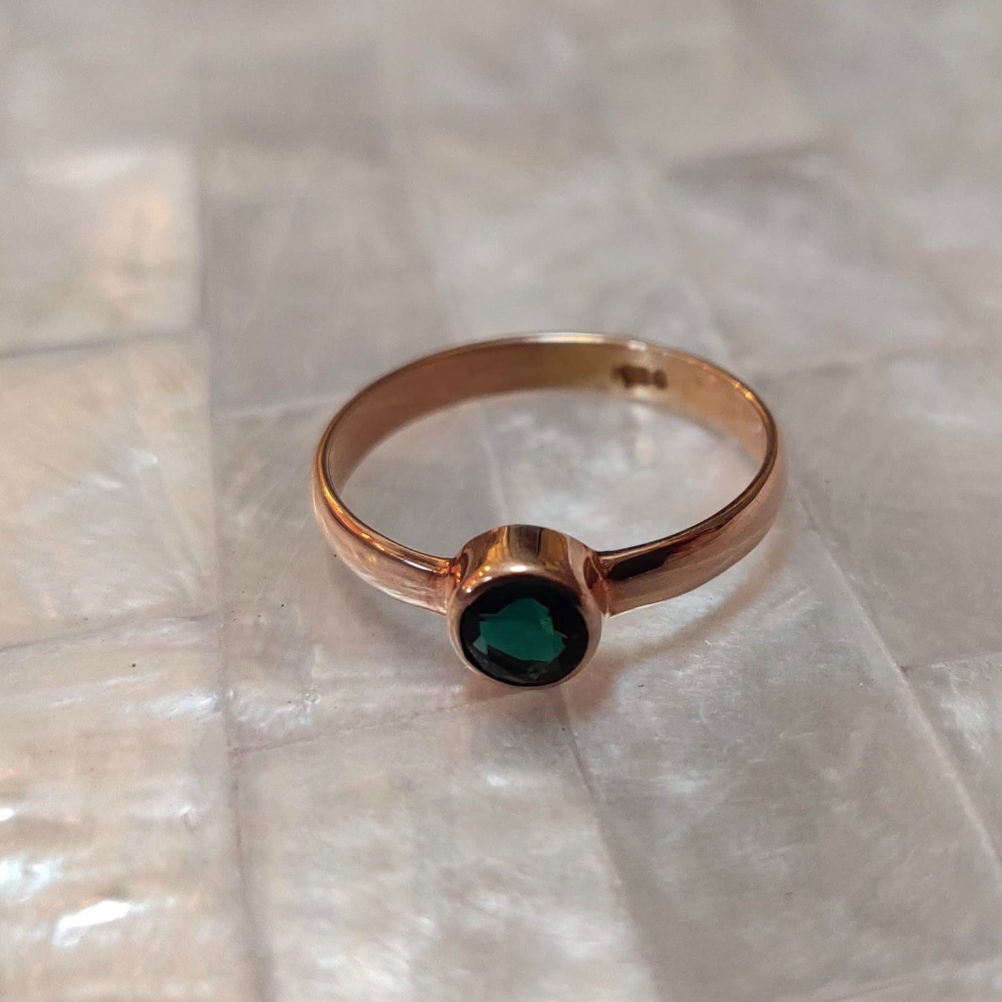Bague en plaqué or rose avec quartz vert