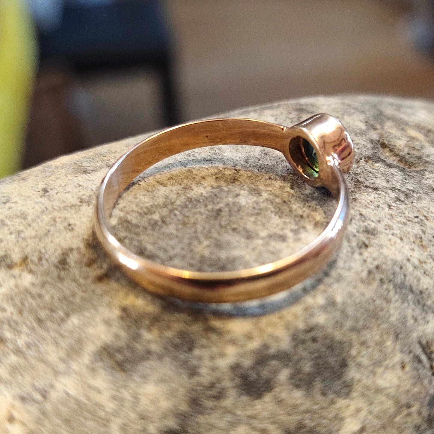 Bague en plaqué or rose avec quartz vert