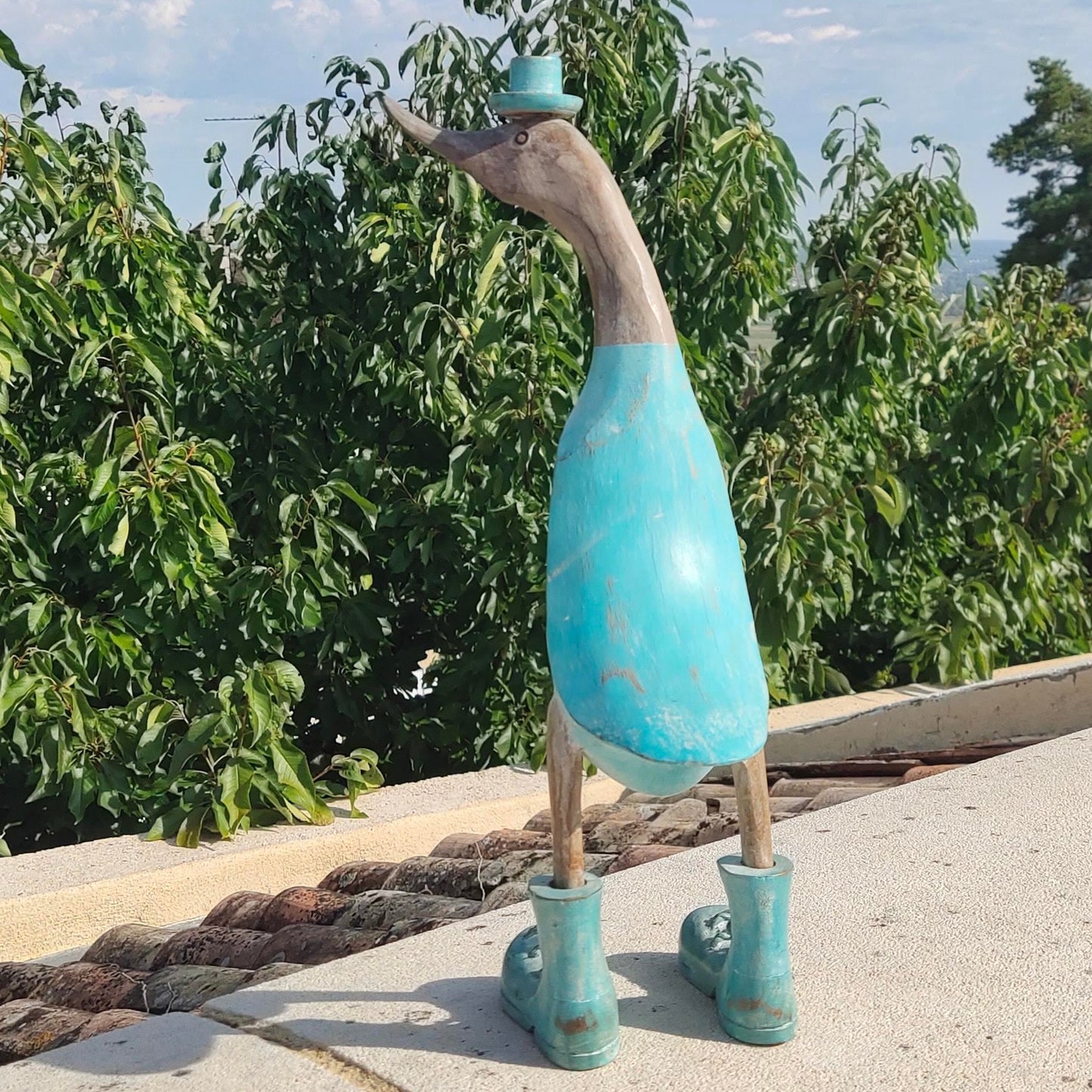Canard vert pastel avec chapeau en bois