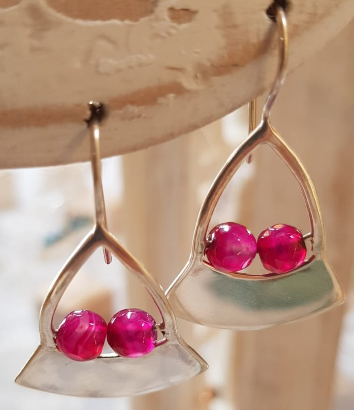 Boucles d'oreilles en argent pur avec pierres naturelles fuchsia.