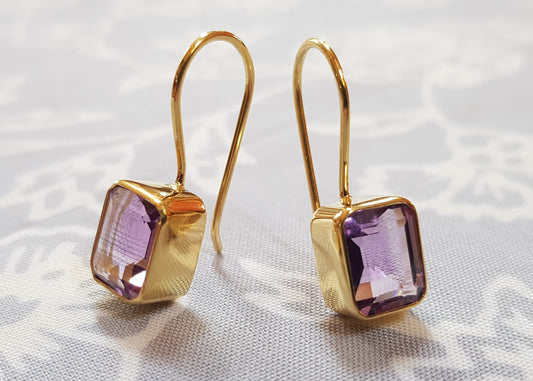 Boucles d'oreilles plaqué or avec une pierre améthyste violette