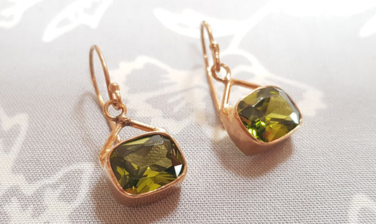 Boucles d'oreilles plaqué or avec une pierre semi précieuse Péridot olive