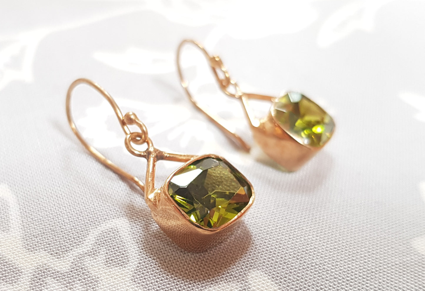 Boucles d'oreilles plaqué or avec une pierre semi précieuse Péridot olive