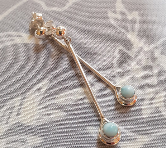 Boucles d'oreilles en argent pur avec une pierre Larimar bleue naturelle.