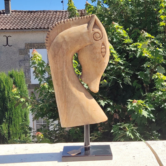 Sculpture en bois d'une tête de cheval