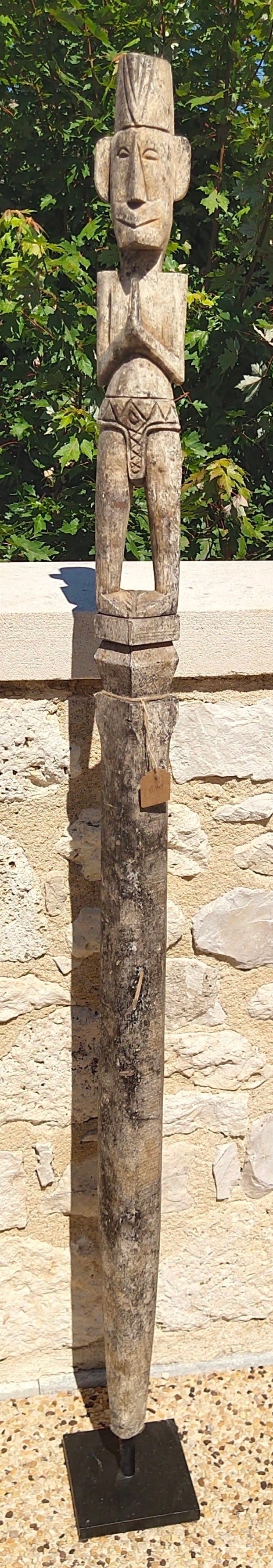 Statue d'art primitif Indonésien en bois